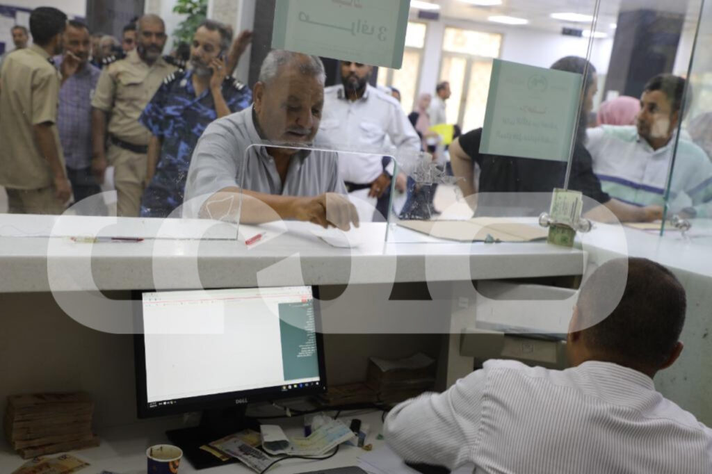 خاص.. "الوحدة" يؤكد استمراره في تقديم كافة خدماته المصرفية واستلامه لحوافظ مرتبات القطاعات المختلفة