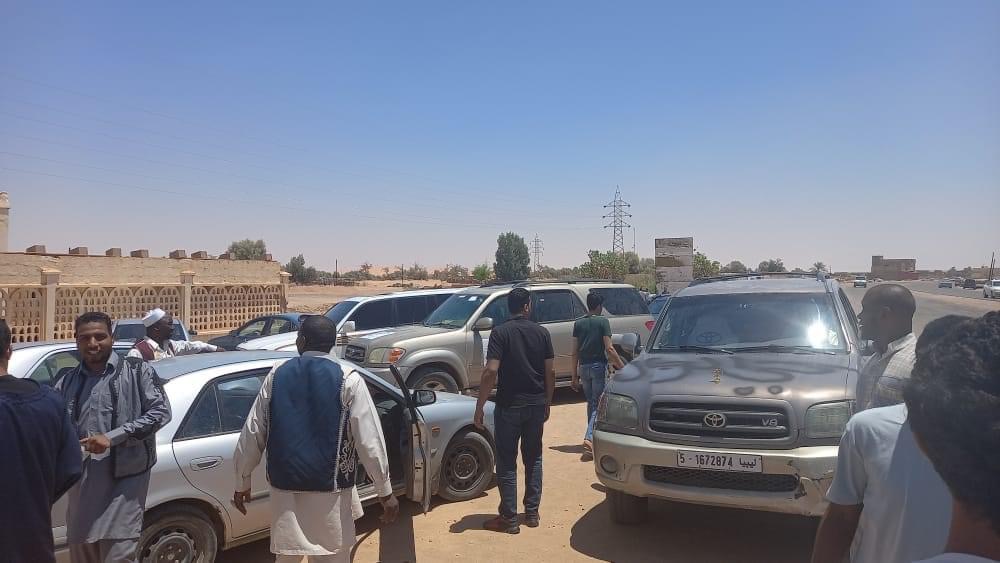 مواطنين يتوافدون أمام حقل الشرارة لإغلاقه