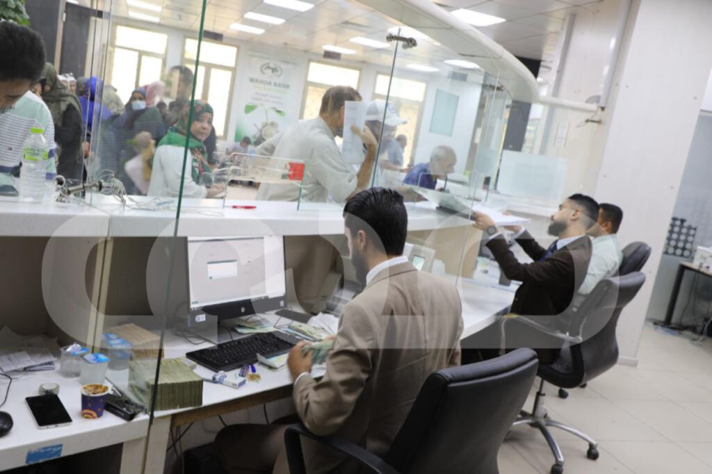 خاص.. "الوحدة" يؤكد استمراره في تقديم كافة خدماته المصرفية واستلامه لحوافظ مرتبات القطاعات المختلفة