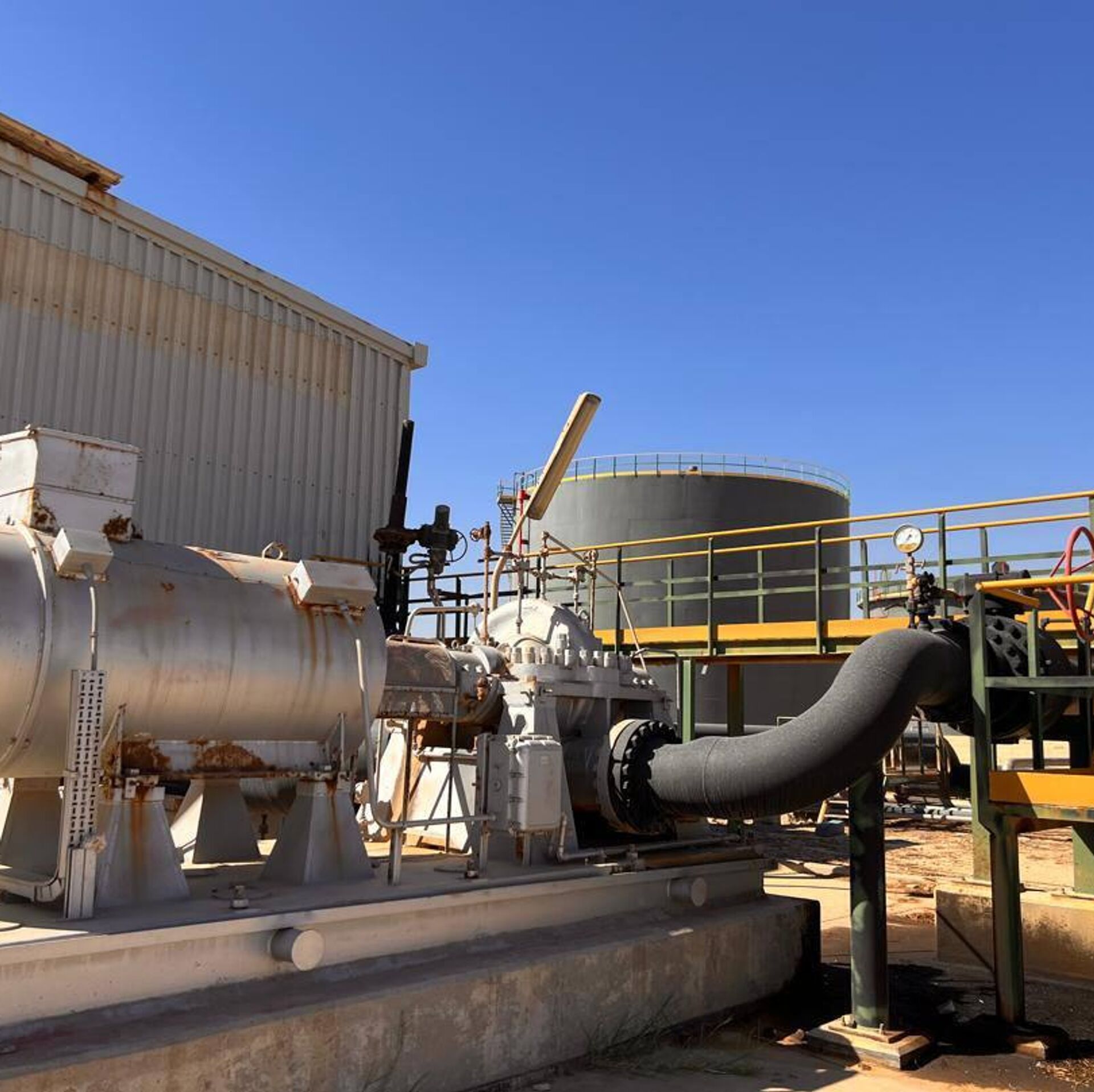 تحافظ على مظهر من الشرعية وفي الخفاء سرقة تهريب وتزوير.. مركز “ستيمسون” الأمريكي العديد من التفاصيل