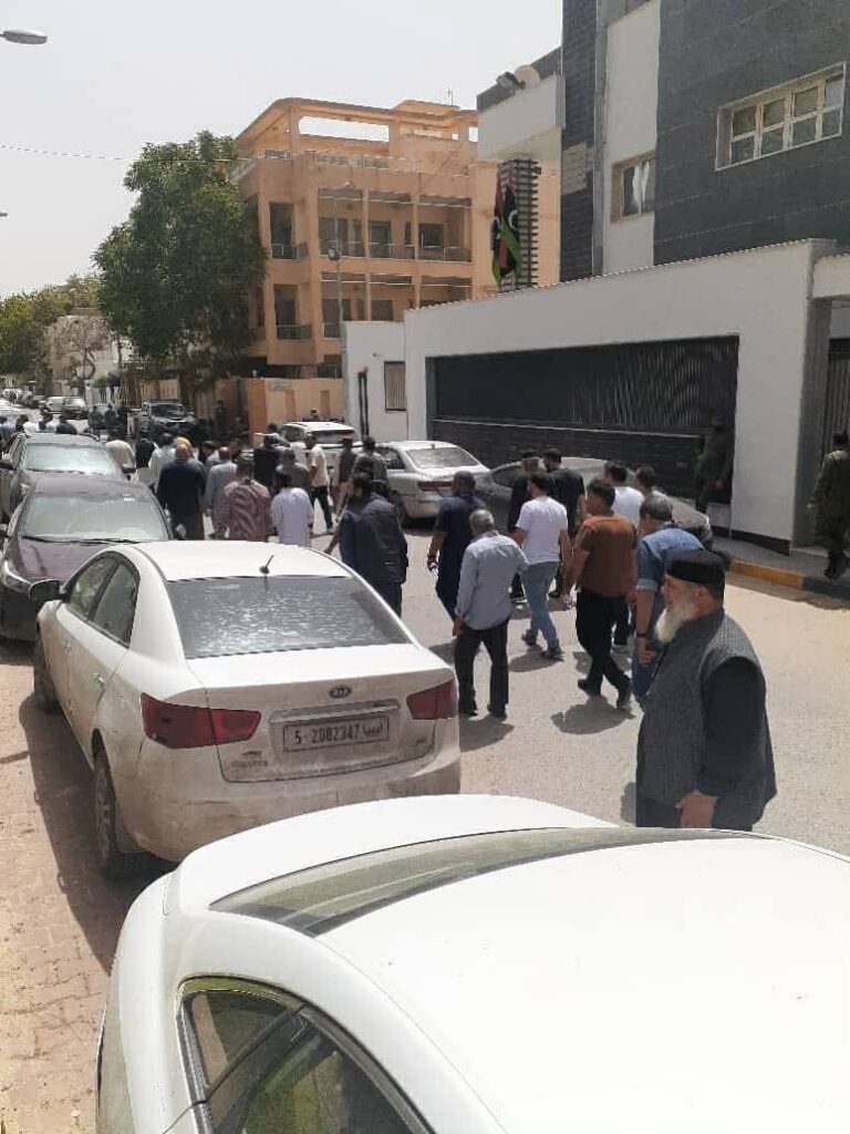 وفاة مستحقين قبل استلامها واضطرار آخرين للإيجار.. أزمة شقق طريق المطار تتجدد وسط صمت حكومي رغم أحكام القضاء وتشكيل اللجان