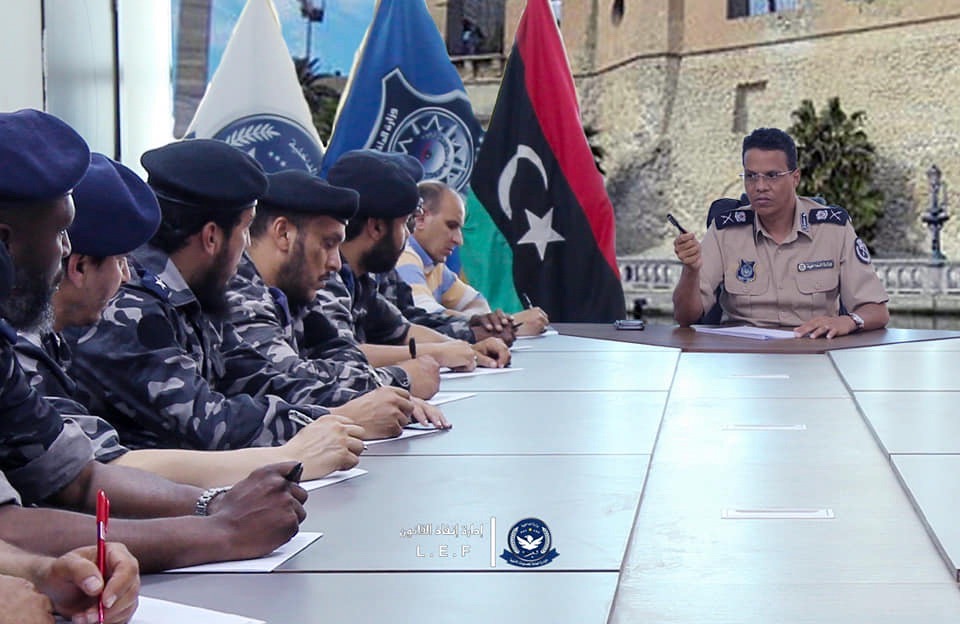 أصحاب شقق مشروع طريق المطار يحتجون أمام إدارة إنفاذ القانون بسبب تأخر تنفيذ الإخلاء