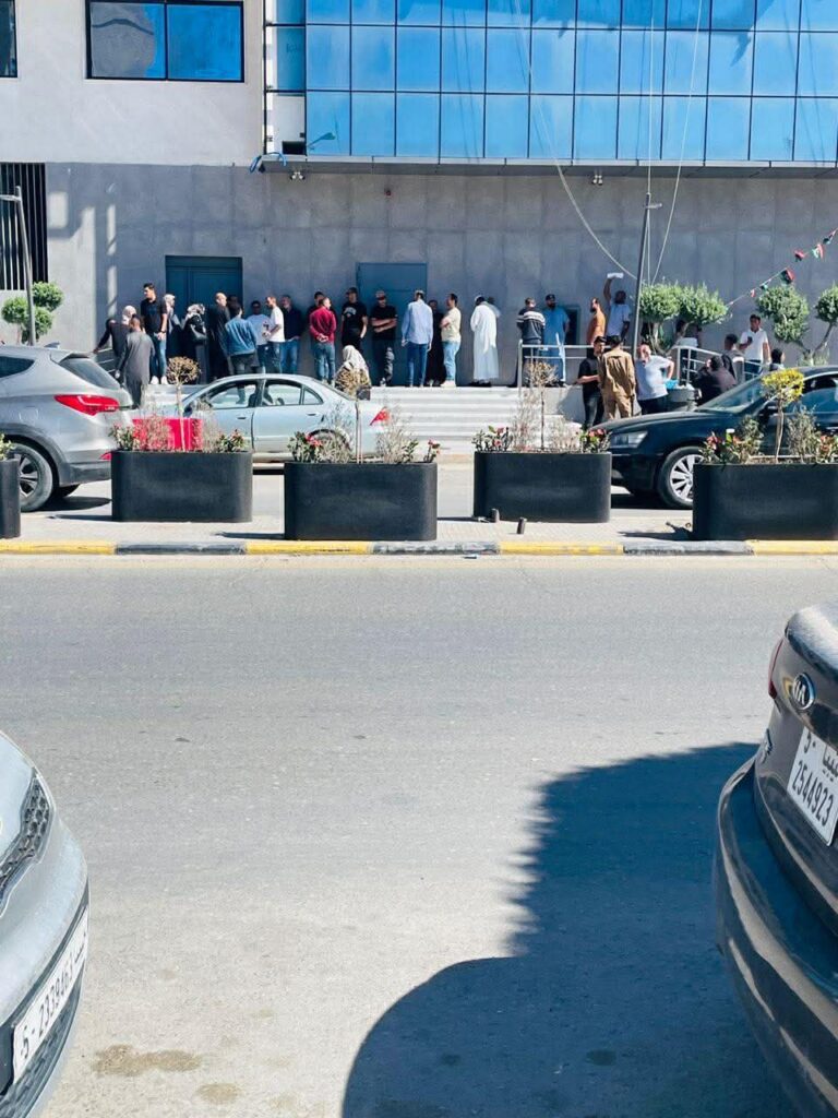 عدد من المواطنين يشتكون من استمرار إغلاق فرع مصرف الأمان زاوية الدهماني من قبل جهاز الحرس البلدي