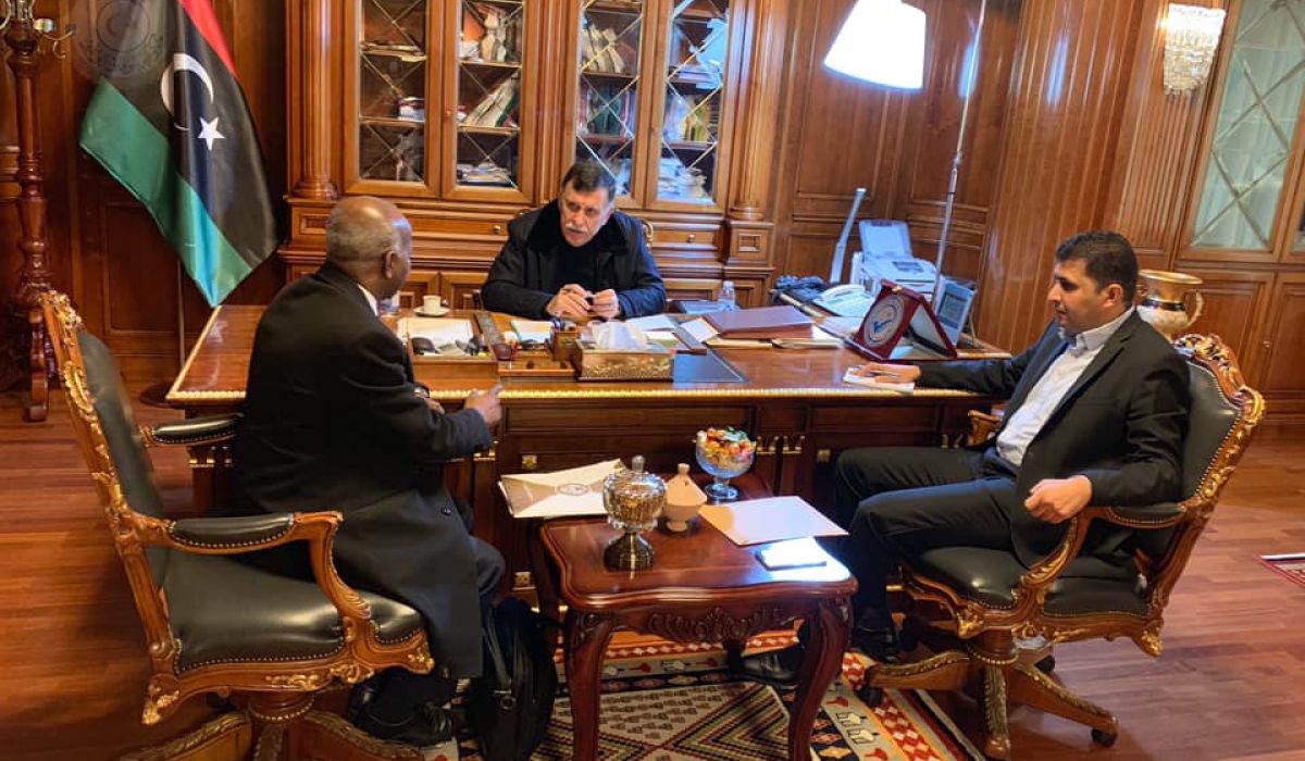 السراج يناقش مع وزيريْ العمل والمالية سبل استيعاب مخرجات التعليم في سوق العمل وتطوير منظومة الباحثين عن عمل