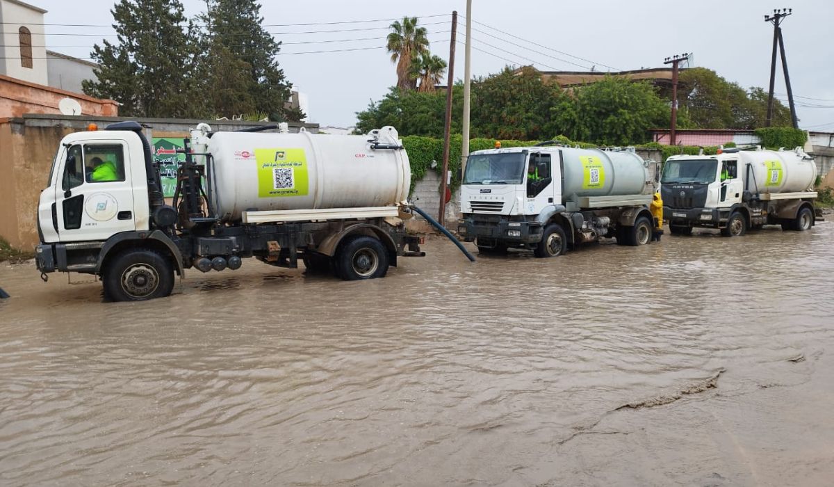 خاص.. العامة للمياه والصرف الصحي تستمر في حل مختنقات مياه الأمطار في عدد من المناطق داخل وخارج طرابلس