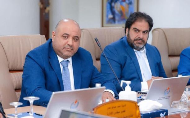 إزالة أشجار النخيل التي سقطت في ميدان الشهداء بطرابلس