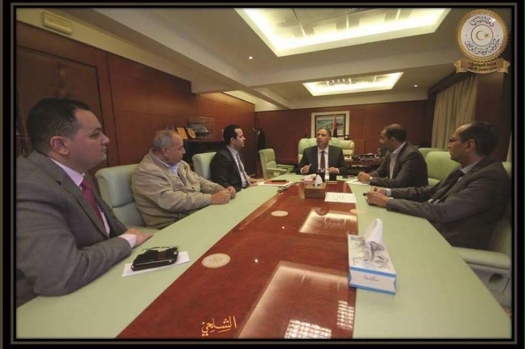 وزير المواصلات يناقش الأضرار بمطار معيتيقة الدولي