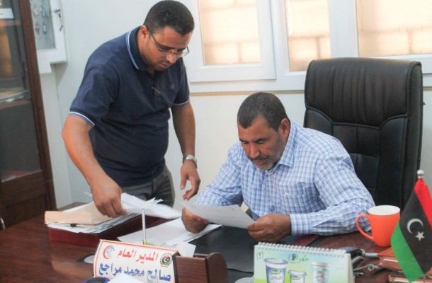 وكيل بلدية اوجلة يناقش اوضاع مستشفي اوجلة
