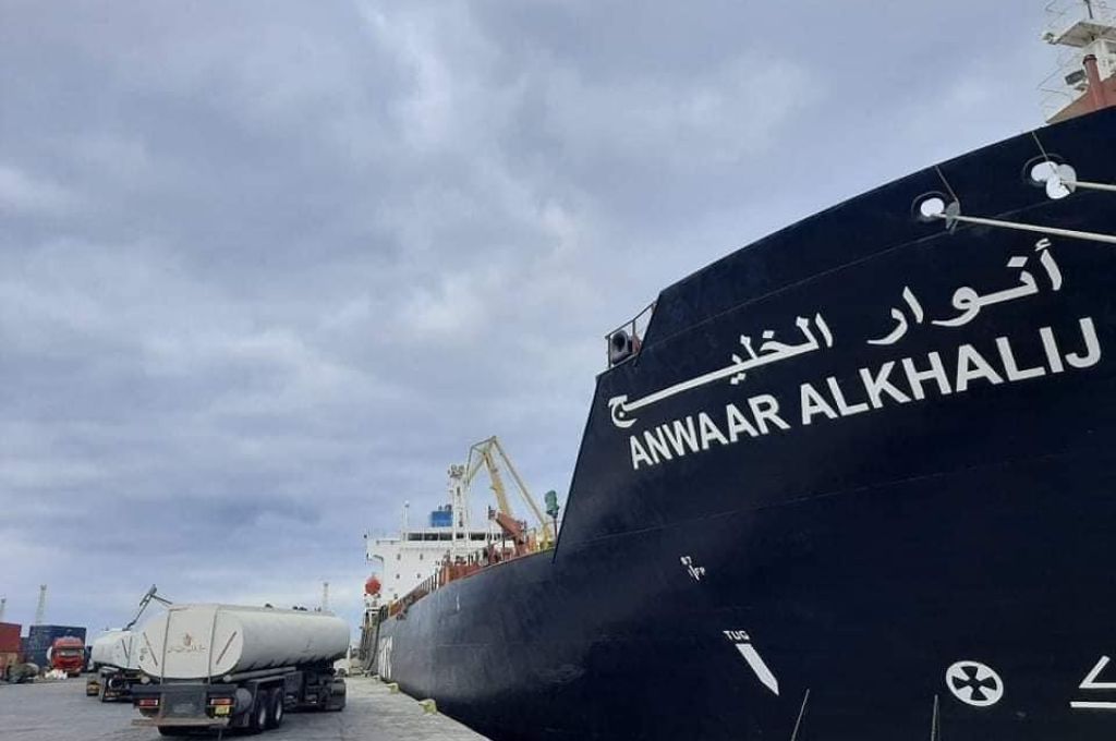أنوار الخليج المحملة بحوالي 31 مليون لتر من الوقود ترسو بميناء طرابلس