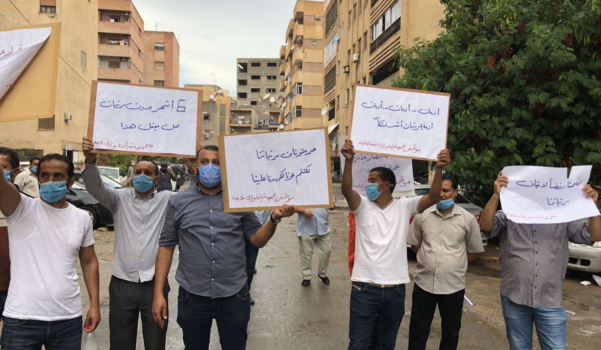 احتجاج موظفي جمعية الدعوة الإسلامية أمام الرقابة الإدارية بطرابلس بسبب إيقاف مرتباتهم