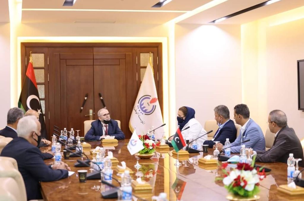 الرقابة على الأغذية والأدوية تقوم بقفل مخزن لبيع المخللات بسوق الكريمية