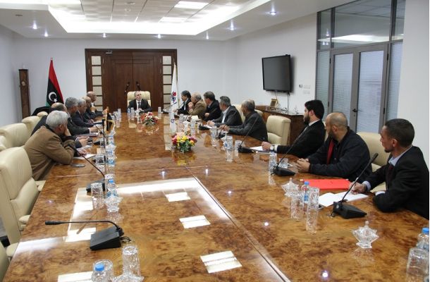 السراج يطالب المجتمع الدولي برفع الحظر عن توريد الأسلحة
