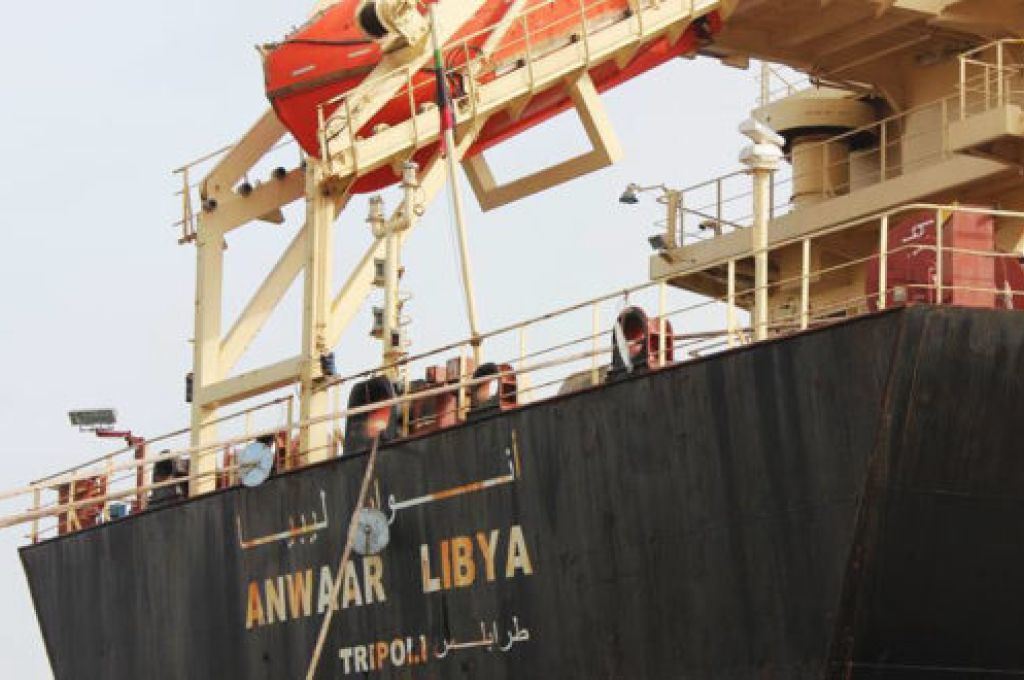 وصول الناقلة أنوار ليبيا لميناء طرابلس بحمولة تبلغ 34 مليون لتر من الوقود
