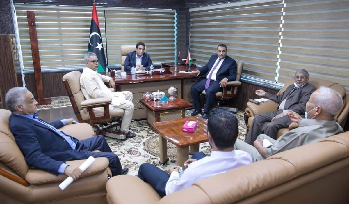 المنفي يعقد اجتماعاً مع عميد بلدية أوجلة لحلحة المشاكل التي تواجه المدينة