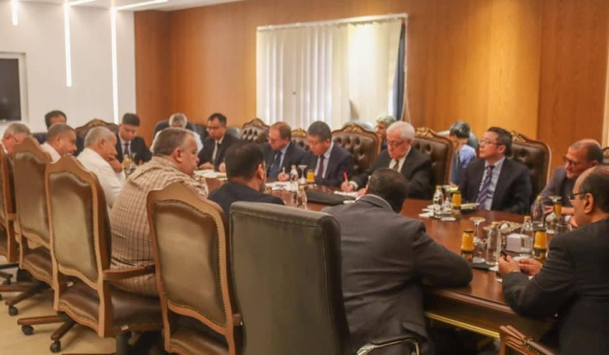 وزير الاستثمار بالحكومة الليبية يناقش عدد من المشاريع ببنغازي