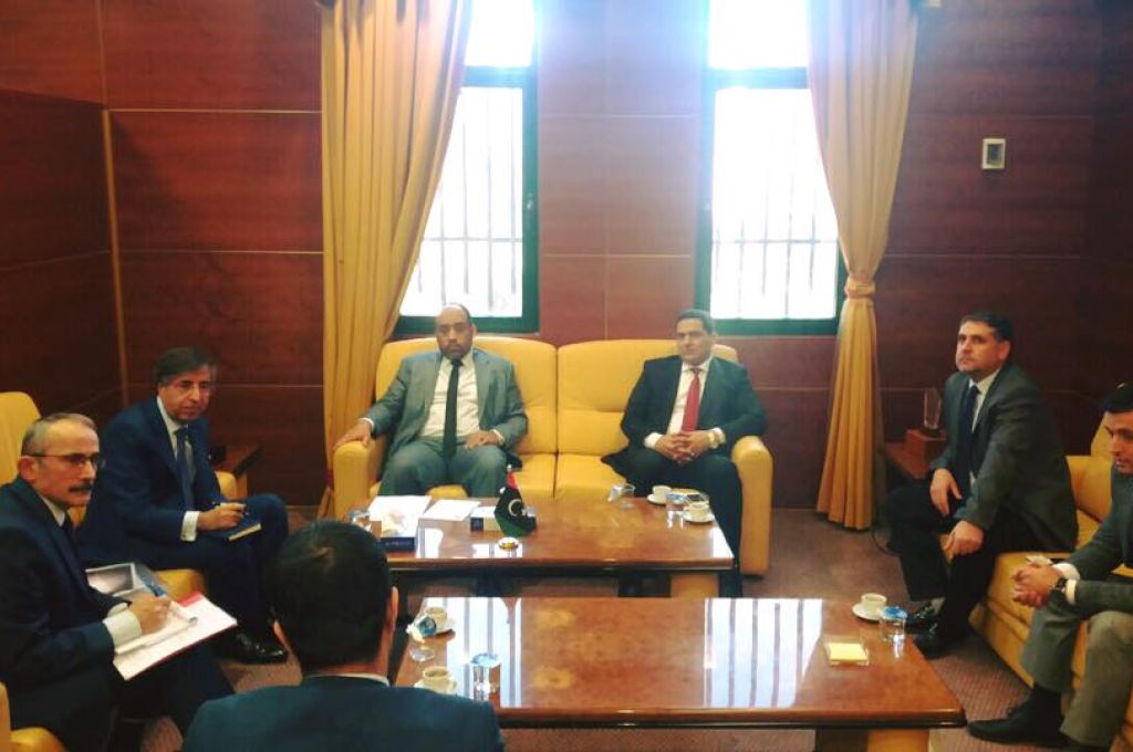 وزير المواصلات يناقش الأضرار بمطار معيتيقة الدولي