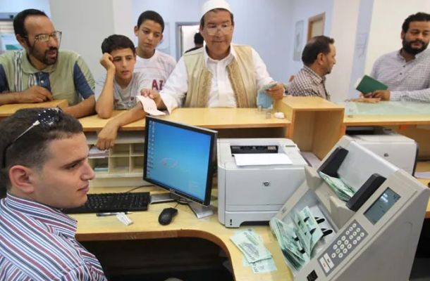 خاص.. "الدريجة": المركزي يخشى استنزاف الاحتياطي.. وهذا توقعي للدينار الليبي