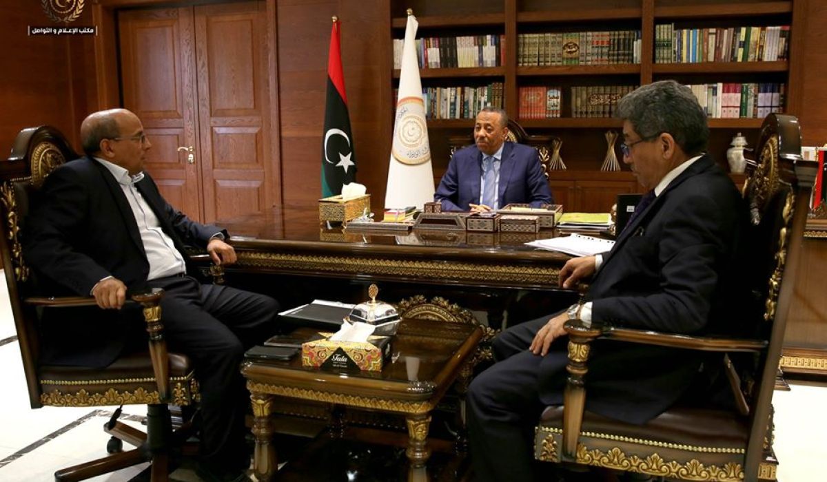 الثني يؤكد حل مشكلة نقل الوقود إلى مناطق سيطرة الحكومة المؤقتة