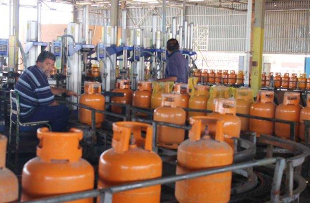 العاملون بالشركة الليبية الافريقية القابضة يُطالبون بسداد مرتباتهم