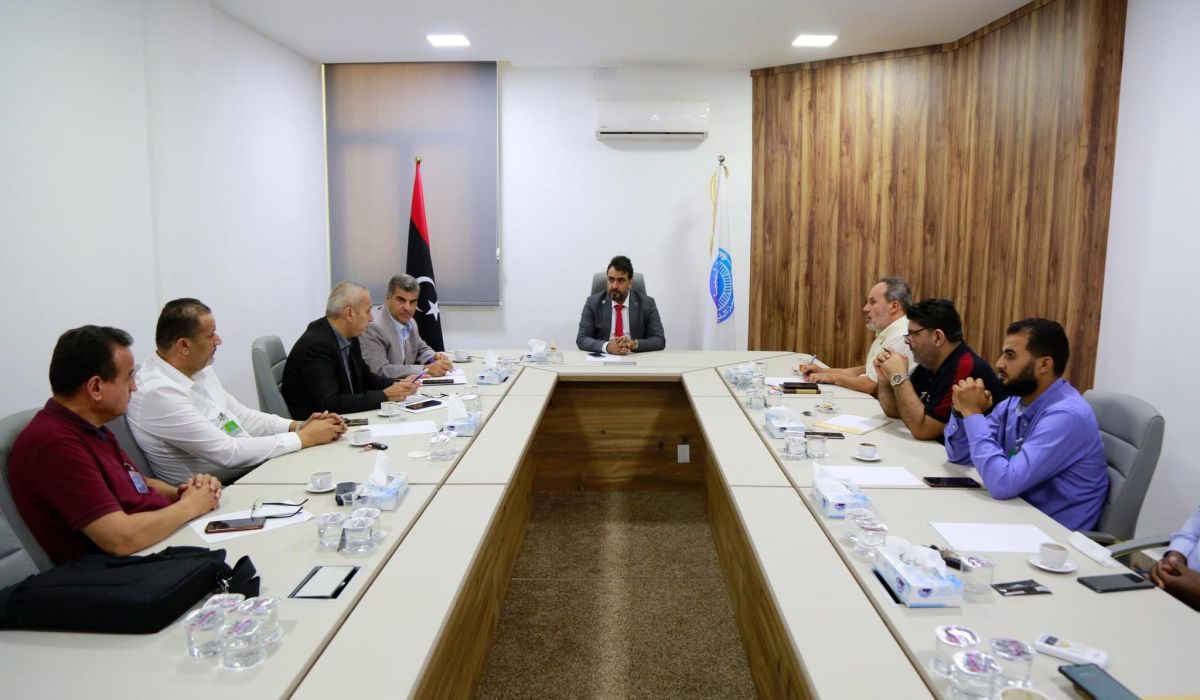 وزير الكهرباء بالحكومة الليبية يناقش مشاكل شبكة الكهرباء وسبل حلحلتها