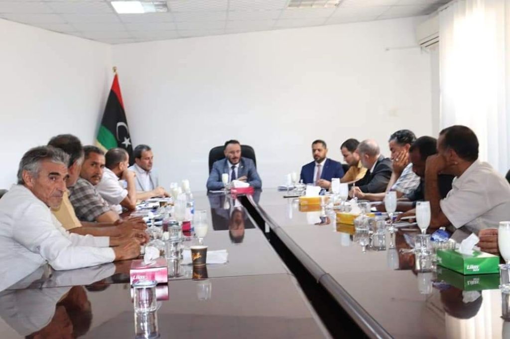 خاص.. مخالفاً لتعليمات الديوان.. "بن عياد" يستبعد الجيل الجديد ويكلف شركة روافد الخاصة بتنفيذ المشاريع بالحقول النفطية .. وهذه التفاصيل 