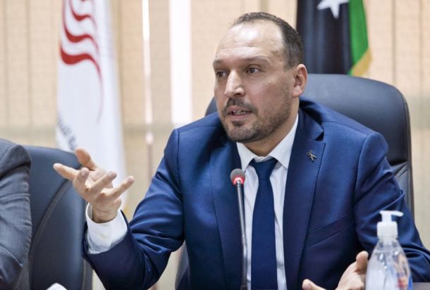 خاص.. مخالفاً لتعليمات الديوان.. "بن عياد" يستبعد الجيل الجديد ويكلف شركة روافد الخاصة بتنفيذ المشاريع بالحقول النفطية .. وهذه التفاصيل 