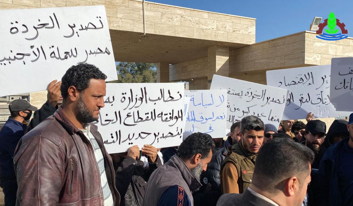 تجار الخردة يطالبون وزارة الاقتصاد بطرابلس بالسماح لهم بتصديرها