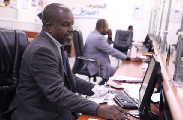 خاص.. تعليقاً على فرض رسم على سعر الصرف .. "حسني بي": فارق كارثي وفريسة سهلة للمضارب وانهيار اقتصادي مؤكد