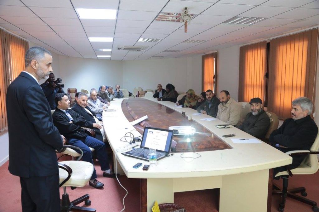 وزير المواصلات يناقش الأضرار بمطار معيتيقة الدولي