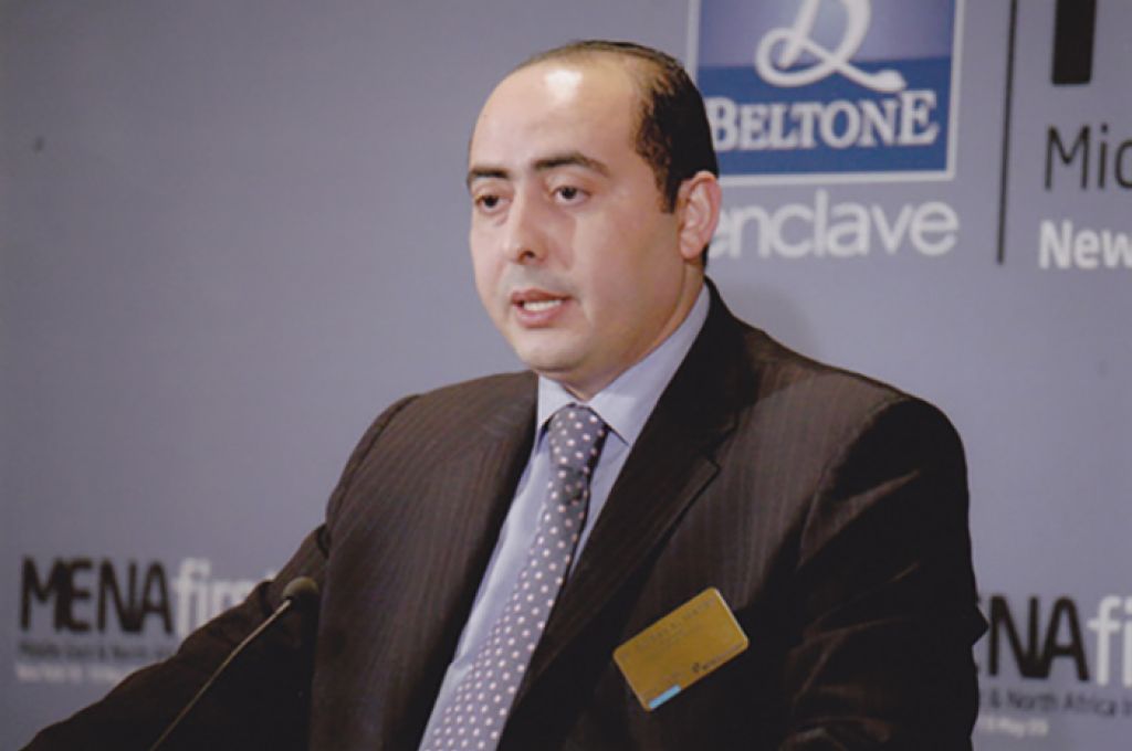 كيف يؤثر تخفيض سعر صرف الدينار الليبي "devaluation" على مختلف المتغيرات الاقتصادية الجزئية والكلية؟