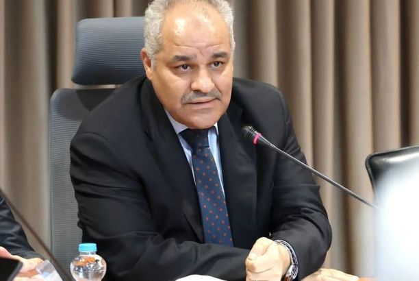 خاص.. "محمد السنوسي": الكبير يكرر أخطاء السنوات الماضية.. وهذه مخاطر فرض الضريبة على سعر الصرف.. وأسباب إقفال منظومة الأغراض الشخصية