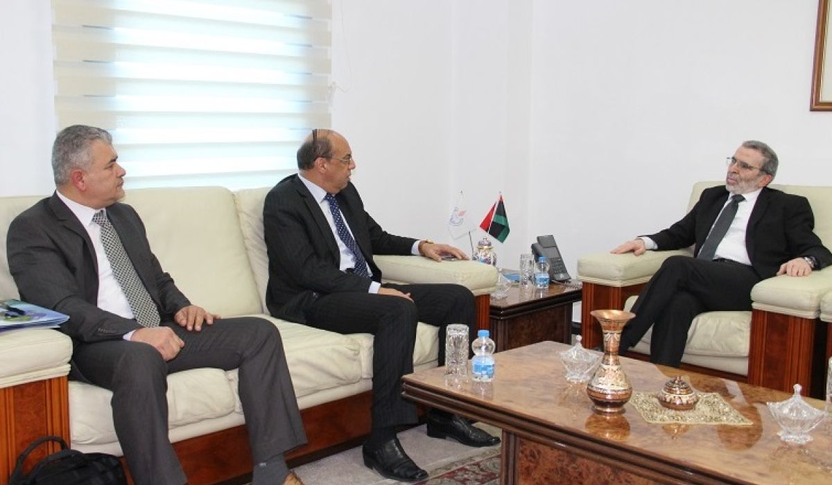 المؤسسة الوطنية للنفط تبحث سبل تطوير التعاون مع إدارة المنطقة الحرة