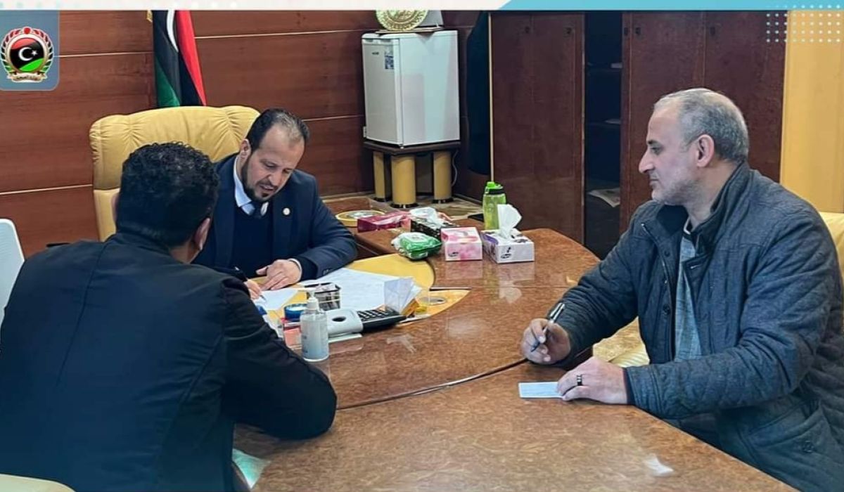 وزير الصحة يبحث مع إدارتي الطوارئ الصحية والمشروعات كيفية رفع جاهزية مراكز العزل والفلترة