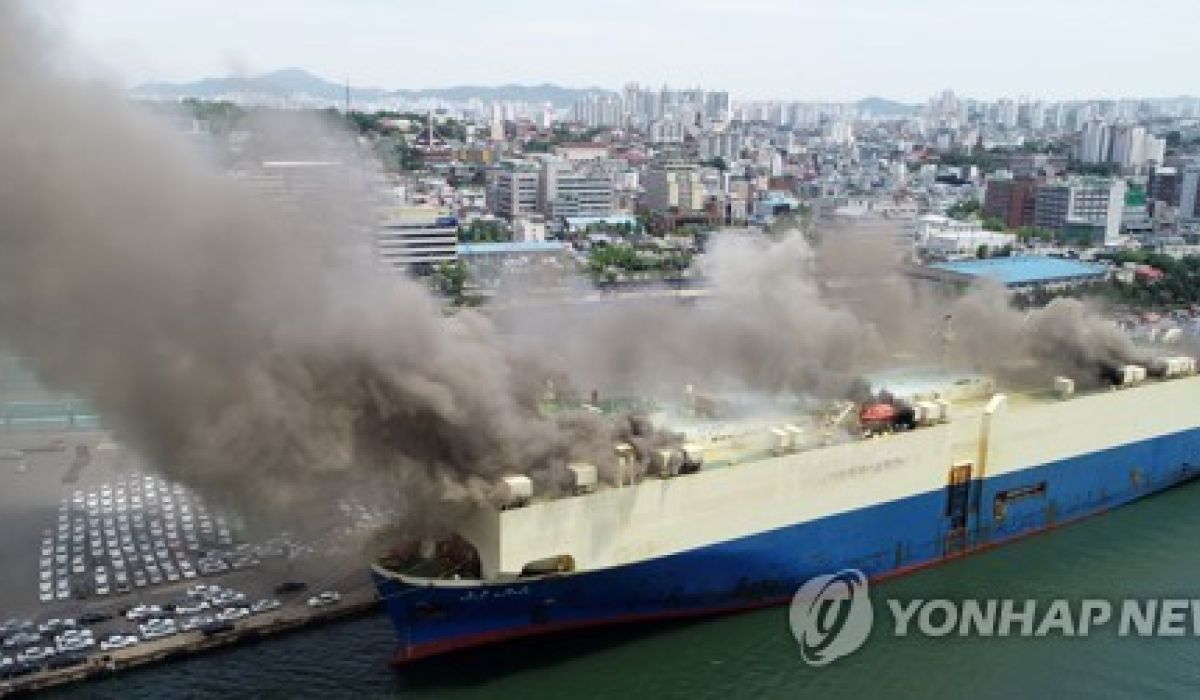 إحتراق سيارة على متن سفينة تحمل سيارات مستعملة كانت متجهه إلى ليبيا