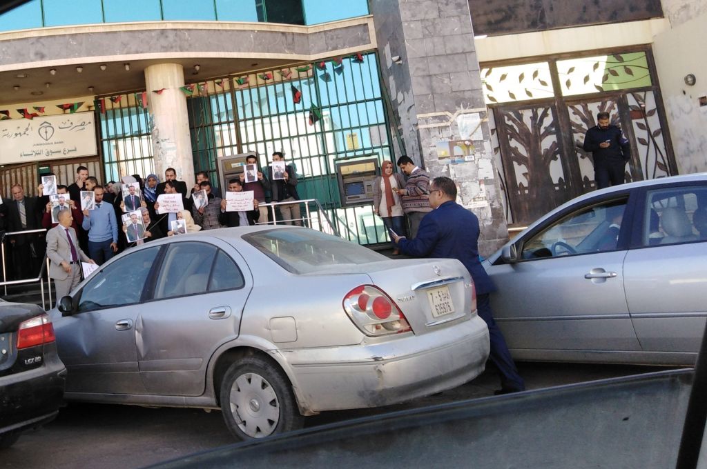 احتراق سيارة بمعبر رأس جدير الحدودي