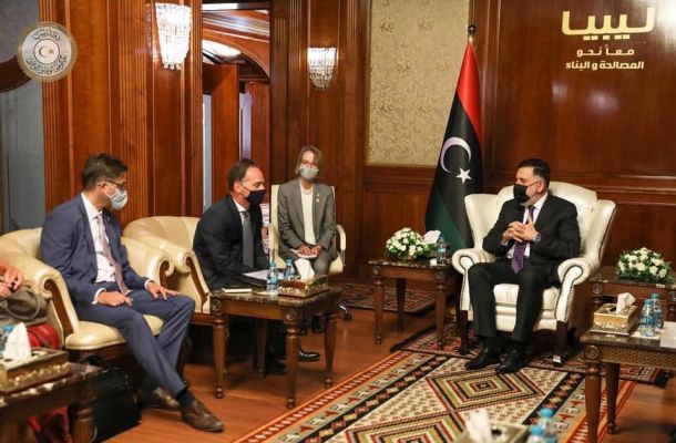 عقب إعلان فتح الموانئ النفطية .. الدولار يشهد انخفاضا حاداً بالسوق الموازي