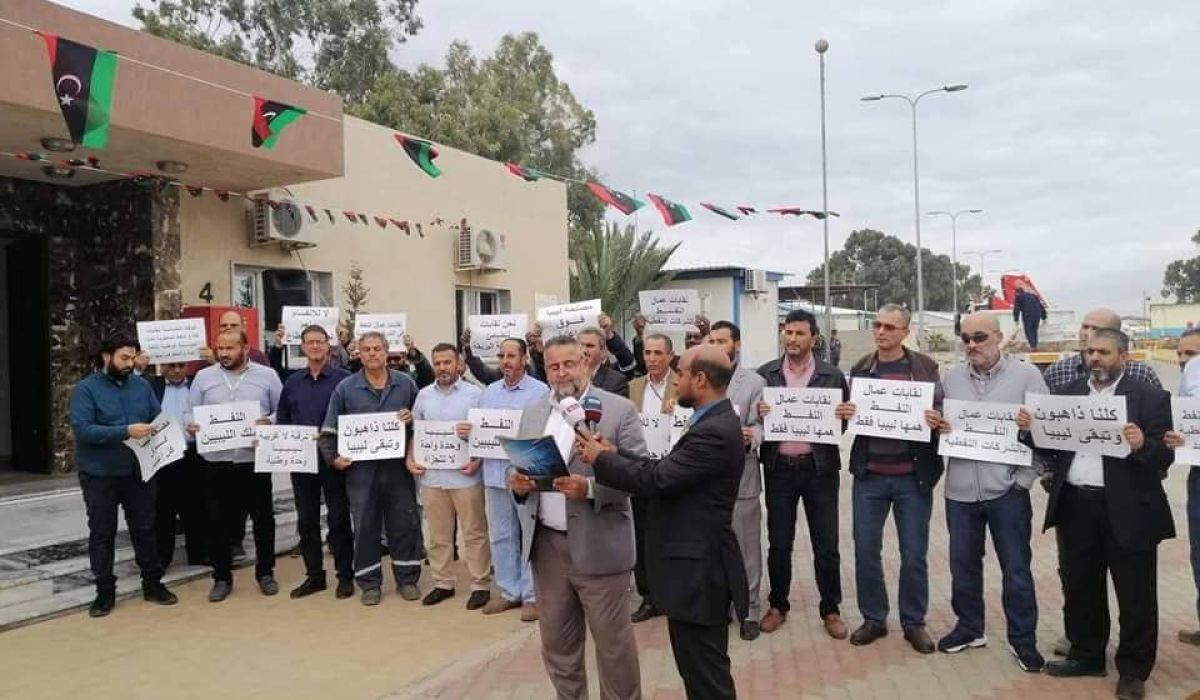 اتحاد عمال النفط: نرفض مساعي تقسيم شركة البريقة ونطالب بتحييد قطاع النفط عن التجاذبات السياسية