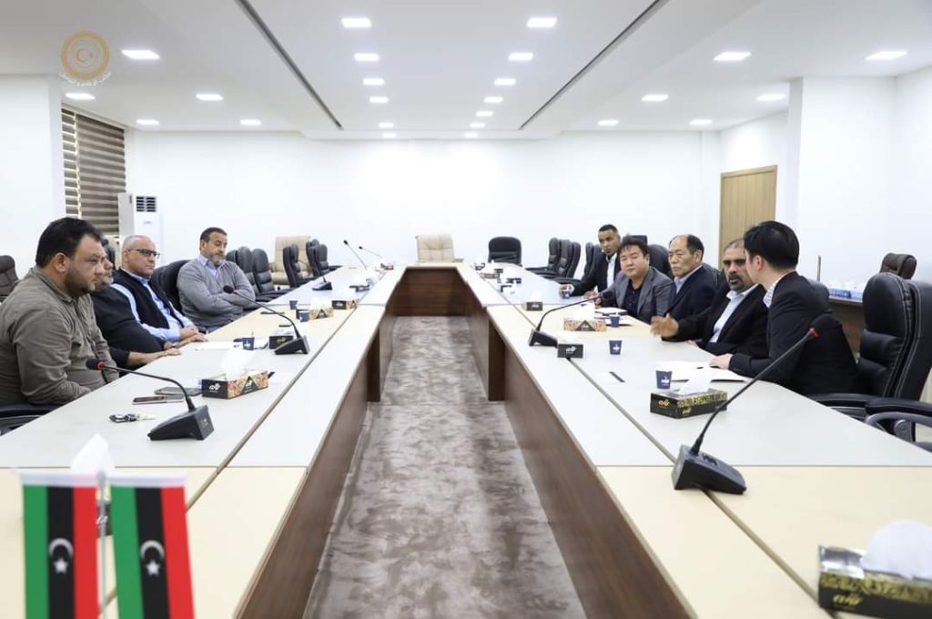 وزير الصحة يبحث تفعيل التأمين الصحي للعناصر الطبية المُساعدة