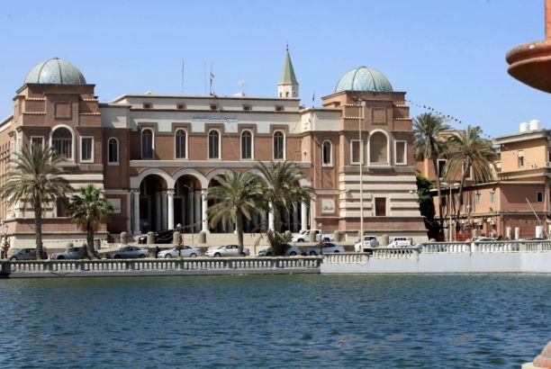 أنهم يعيشون في عالم والمواطنون يعيشون في عالم أخر الوضع متأزم وطوابير البنزين تزداد .. هكذا صرح بعض الليبيون لوكالة الأناضول التركية.. إليكم التفاصيل