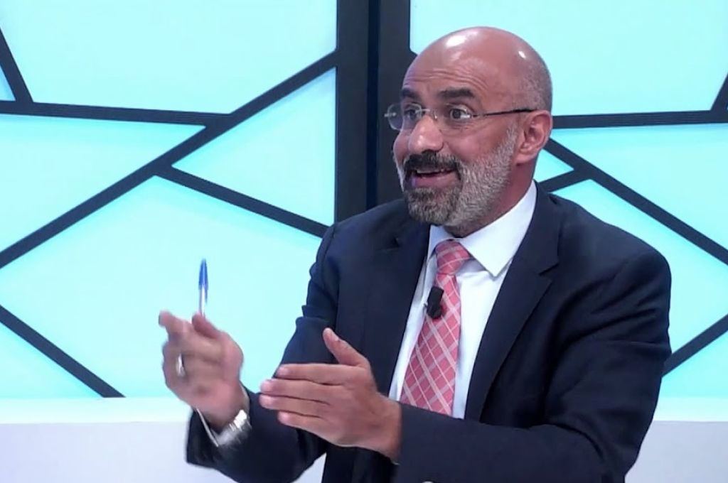 خاص.. تاجر عملة يُعدد لصدى أسباب ارتفاع الدولار في السوق الموازي