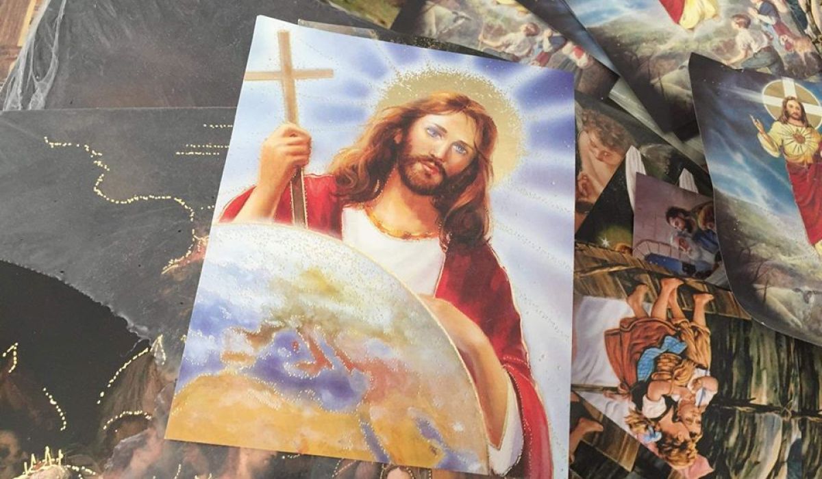 جمارك الخمس: مصادرة حاوية بداخلها ملصقات ترمز لـ"النصرانية"