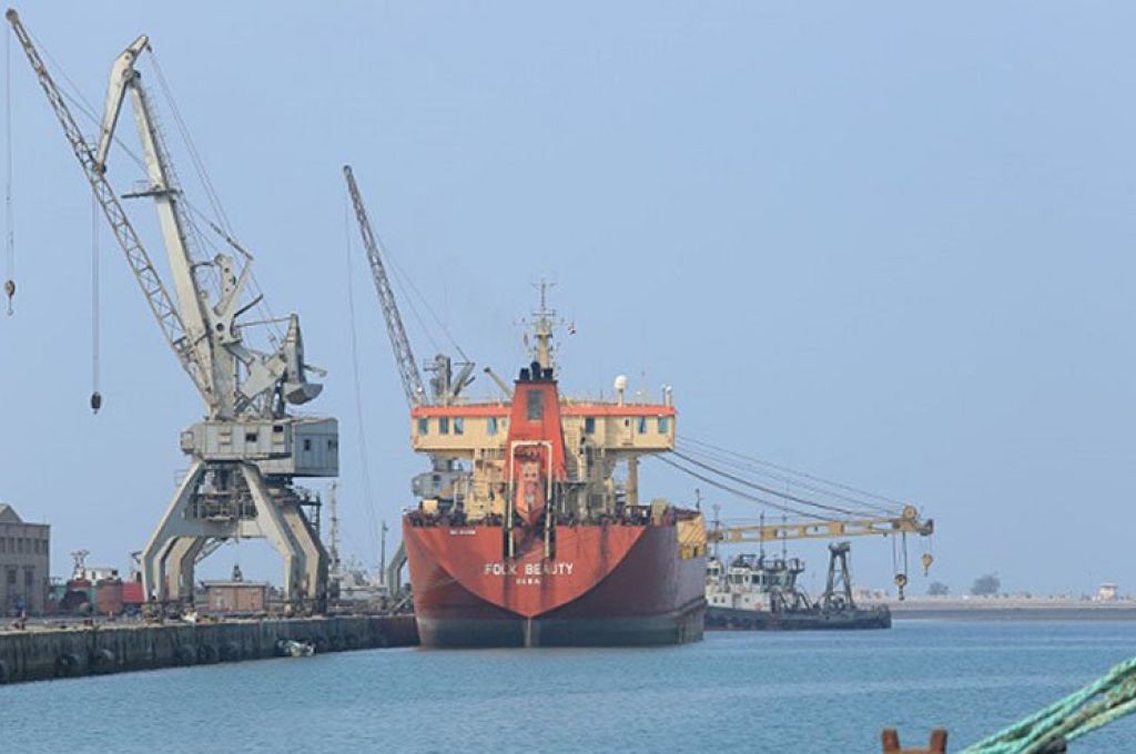 الوطنية للنفط تسلم معدات لضخ المياه في عدد من بلديات المنطقة الجنوبية