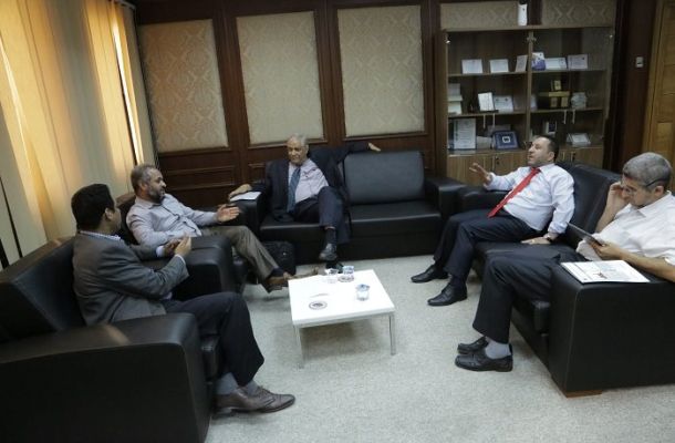 رئيس المجلس الرئاسي يجتمع مع هيئة الشباب والرياضة وشركة "تراي أرينا " الاسبانية لإستكمال تنفيذ مشاريع الملاعب الرياضية