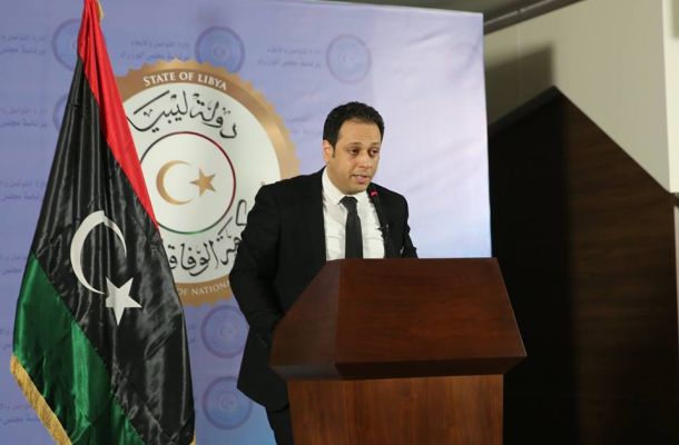 المصرف المركزي بالبيضاء يطالب التجار بقبول فئة الدينار الورقية من المواطنين