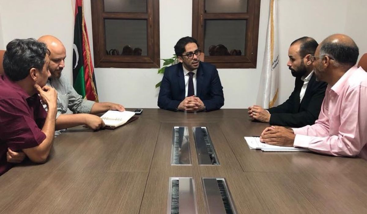 قرقاب يبحث مع مدير مركز دراسات الطاقة الشمسية إمكانية استخدام الطاقة البديلة في قطاع الاتصالات
