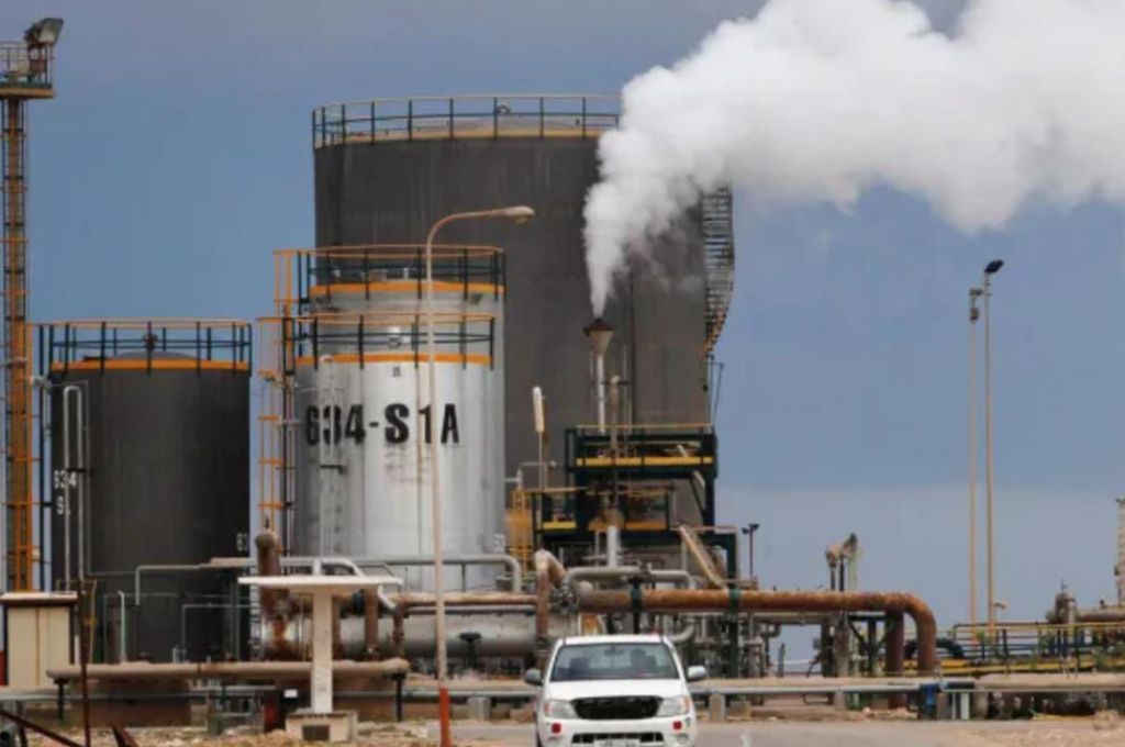 اندبندنت: تهديدات بإقفال النفط من جديد في حال لم يتم نقل "الوطنية النفط" شرق البلاد ومخاوف من وصاية دولية على النفط الليبي