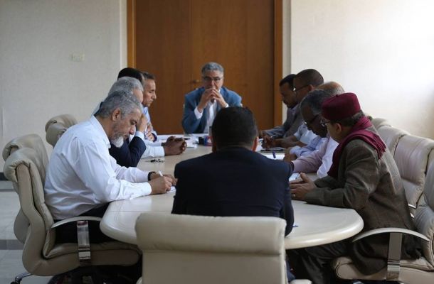 بلدي تاجورا يسلم عشرة حاويات قمامة لشركة الخدمات العامة