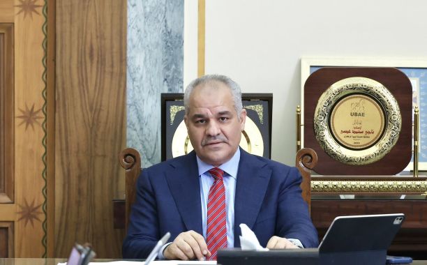 إزالة أشجار النخيل التي سقطت في ميدان الشهداء بطرابلس