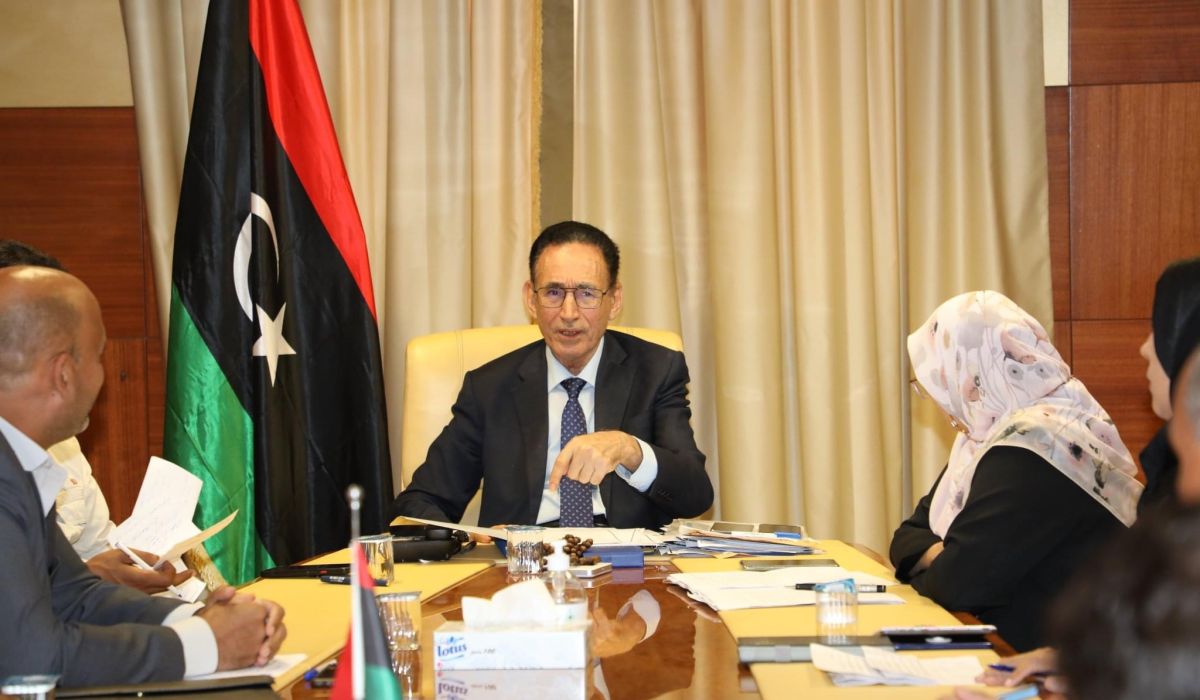 وزير الاقتصاد والتجارة يستعرض مع عدد من المستشارين خطة وزارته حتى 2040