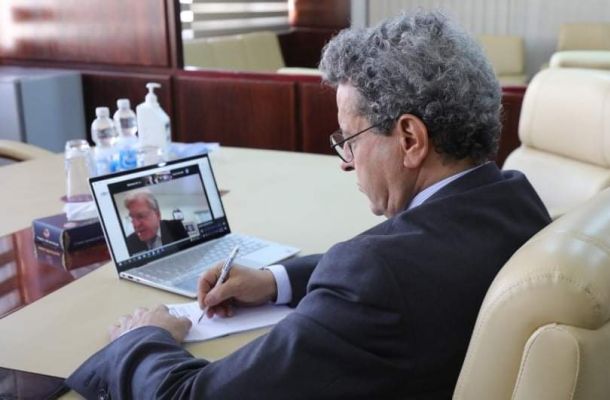 وزير الموارد المائية يقوم بتعبئة إقرار الذمة المالية